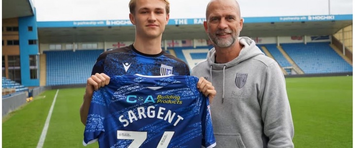 Stan Sargent signs for Gillingham FC